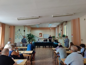 Uczestnicy debaty słuchają pogadanki funkcjonariuszy II Komisariatu Policji Komendy Miejskiej Policji w Łodzi.