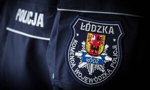 Logo łódzkiej policji na mundurze.