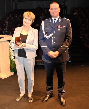 Prezydent Miast Łodzi Hanna Zdanowska z medalem okolicznościowym wręczonym przez Komendanta Miejskiego Policji w Łodzi inspektora Dariusza Dziurkę.