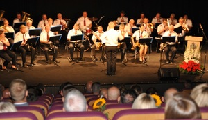 Zdjęcie przedstawia Zakładową Orkiestrę Dętą Łódzkiego Przedsiębiorstwa Komunikacyjnego.
