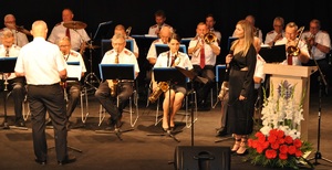 Zdjęcie przedstawia Zakładową Orkiestrę Dętą Łódzkiego Przedsiębiorstwa Komunikacyjnego.