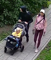 Wizerunek sprawców kradzieży oraz kradzieży z włamaniem. Kobieta z dzieckiem w wózku oraz mężczyzna.