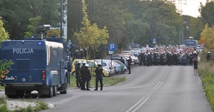 Policjanci Oddziałów Prewencji w trakcie trwania zabezpieczenia meczu. Teren przed stadionem.