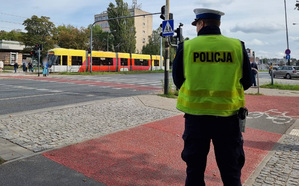 Policjant obserwuje sposób poruszania się użytkowników dróg w obrębie skrzyżowania.