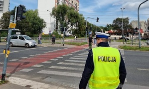 Policjant obserwuje sposób poruszania się użytkowników dróg w obrębie skrzyżowania.