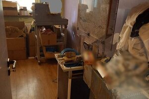 Zabezpieczone maszyny do sortowania i pakowania papierosów.