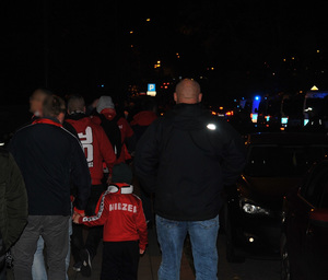 Policjanci zabezpieczają bezpieczne wyjście kibiców po zakończonym meczu.