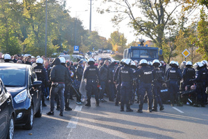 Konwój kibiców gości w trakcie dojścia do stadionu.