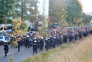 Konwój kibiców gości w trakcie dojścia do stadionu.