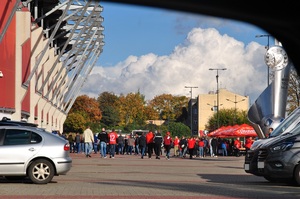 Kibice gospodarzy wchodzą na stadion.