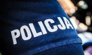 Napis policja na ramieniu munduru.