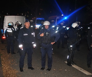 Dowódca zabezpieczenia meczu wraz z funkcjonariuszami Oddziałów Prewencji Policji w Łodzi i ich dowódcą.