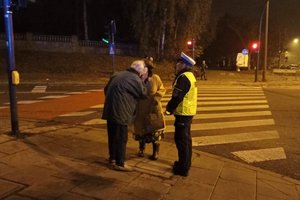 Odnalezieni małżonkowie w towarzystwie policjantki.