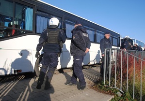 Policjanci podczas zabezpieczenia dotarcia na stadion kibiców gości.