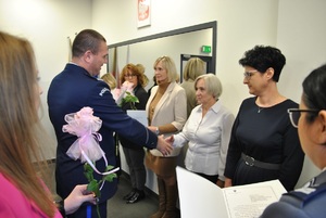 Komendant wręcza pamiątkowe dyplomy wyróżnionym pracownikom.