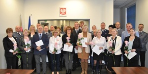 Grupowe zdjęcie kadry kierowniczej z pracownikami Policji.