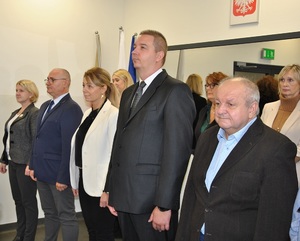 Wyróżnieni pracownicy Policji stoją w dwóch rzędach.