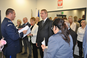 Komendant wręcza podziękowania pracownikom korpusu służby cywilnej.