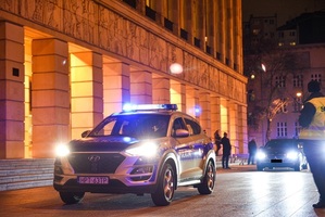 Radiowóz stoi przed Teatrem Wielkim