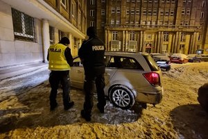 Kontrola pojazdu przez umundurowanego policjanta na ulicy Narutowicza