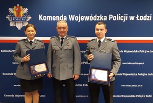 Zastępca Komendanta Miejskiego Policji w Łodzi z wyróżnionymi łódzkimi policjantami.