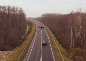 policyjny dron latający nad drogą