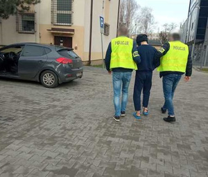 Policjanci prowadzą podejrzanego