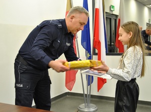 Zastępca Komendanta Miejskiego Policji w Łodzi nadkomisarz Wojciech Malarczyk wręcza nagrody laureatom.