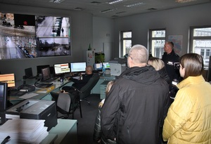 Zastępca Komendanta Miejskiego Policji w Łodzi nadkomisarz Wojciech Malarczyk objaśnia gościom charakterystykę działania stanowiska dowodzenia.