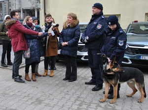 Prezydent Miasta Łodzi Hanna Zdanowska wraz z Komendantem Miejskim Policji w Łodzi  inspektorem Dariuszem Dziurką podczas oficjalnego przekazania radiowozów i psa służbowego z udziałem mediów.