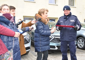 Prezydent Miasta Łodzi Hanna Zdanowska wraz z Komendantem Miejskim Policji w Łodzi  inspektorem Dariuszem Dziurką podczas oficjalnego przekazania radiowozów i psa służbowego z udziałem mediów.