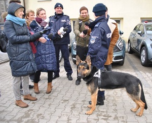 Policjantka, przewodnik psa służbowego ze swoim czworonożnym partnerem udziela wywiadów.