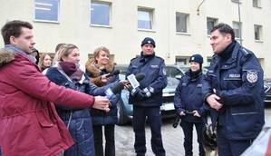 Prezydent Miasta Łodzi Hanna Zdanowska wraz z Komendantem Miejskim Policji w Łodzi  inspektorem Dariuszem Dziurką podczas oficjalnego przekazania radiowozów z udziałem mediów.