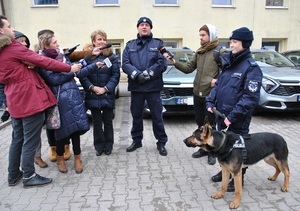 Prezydent Miasta Łodzi Hanna Zdanowska wraz z Komendantem Miejskim Policji w Łodzi  inspektorem Dariuszem Dziurką podczas oficjalnego przekazania radiowozów i psa służbowego z udziałem mediów.