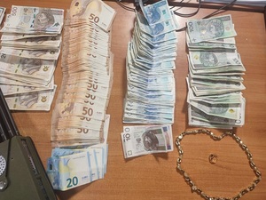 Pieniądze leżące na stole.