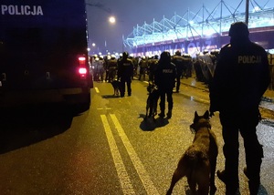 Łódzcy przewodnicy psów policyjnych przed stadionem Widzew Łódź.