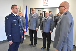 Komendant Miejski Policji w Łodzi inspektor Dariusz Dziurka odbiera meldunek od Naczelnika Wydziału Sztab Policji podinspektora Wojciecha Wojciechowskiego meldunek.