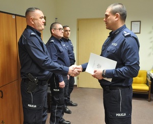Komendant Miejski Policji w Łodzi wręcza rozkaz Komendantowi II Komisariatu Policji w Łodzi.
