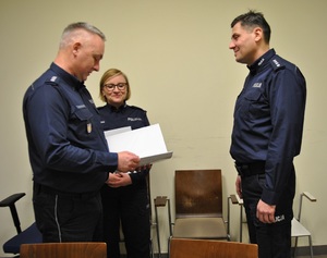 I Zastępca Komendanta Miejskiego Policji w Łodzi nadkomisarz Wojciech Malarczyk wręcza rozkaz Zastępcy Naczelnika Wydziału Wykroczeń i Przestępstw w Ruchu Drogowym.