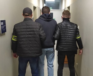 Zatrzymany sprawca włamań do pojazdów prowadzony przez łódzkich policjantów.