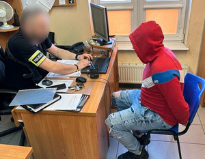 Zatrzymany sprawca rozboju podczas czynności z funkcjonariuszem VI Komisariatu Policji łódzkiej komendy.