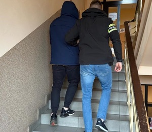 Zatrzymany sprawca rozboju prowadzony przez funkcjonariusza z VI Komisariatu Policji łódzkiej komendy.