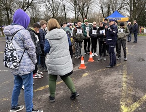 Policjantka omawia z uczestnikami turnieju zasady jazdy po torze