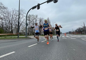 Zawodnicy biegną po trasie maratonu.