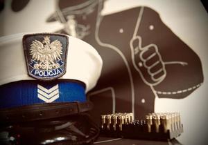 czapka policyjna i tarcza