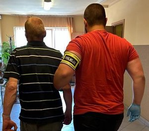 Zatrzymany poszukiwany prowadzony przez policjanta.