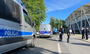 Policjanci podczas zabezpieczania drogi przy alei Unii Lubelskiej.