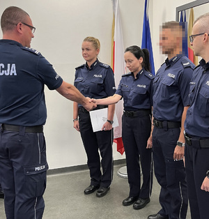 Komendant Miejski Policji w Łodzi wręcza listy gratulacyjne laureatom konkursu.