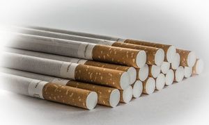 Zdjęcie pokazujące leżące papierosy.