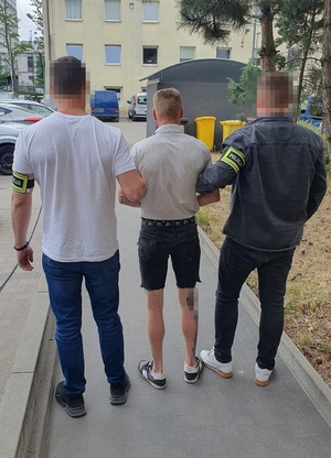Zatrzymany prowadzony przez łódzkich policjantów.